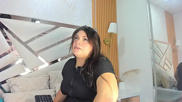 Eimy Curvy online show from May 5, 4:04 am