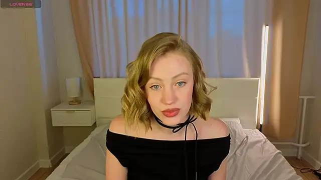 EvaHamilton online show from May 8, 9:01 am