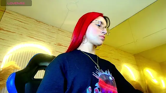 Moon Red r online show from May 25, 7:35 pm