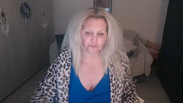 Divineblond online show from April 5, 10:20 pm