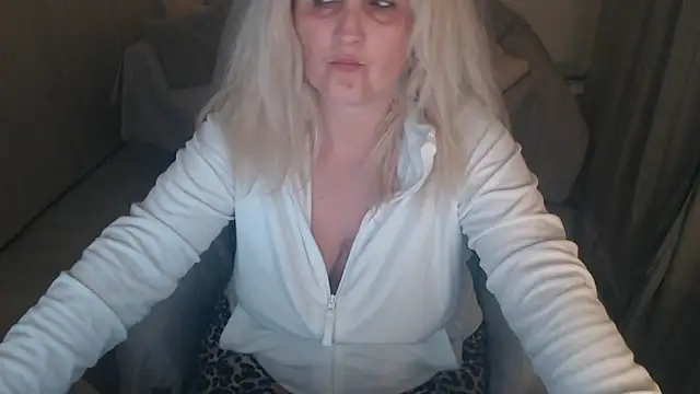 Divineblond online show from April 12, 10:45 pm