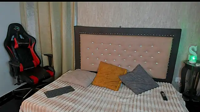 Zoedeleon online show from June 24, 7:24 pm