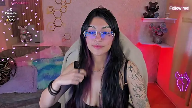 mia smoke  online show from June 7, 1:29 pm