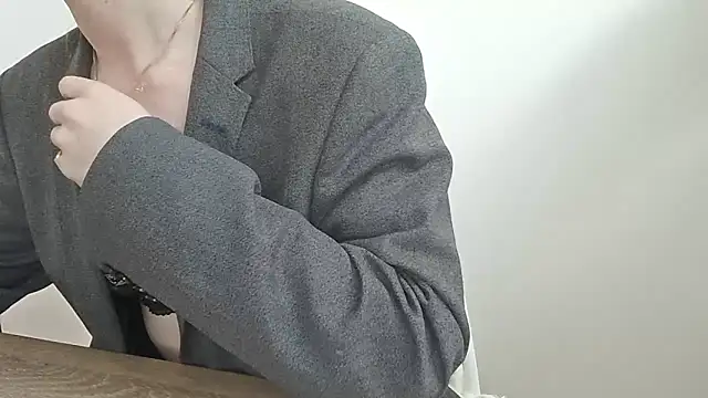Juultjexoxox online show from May 18, 2:34 pm
