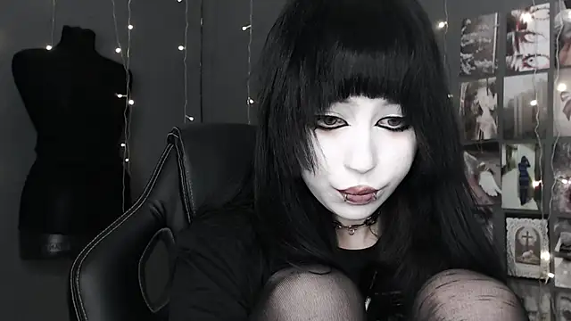 lucy8bit online show from May 2, 10:13 pm