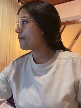 Xhelen 1 online show from May 19, 9:33 pm