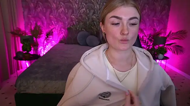 Lolly Rosee online show from May 19, 9:38 am