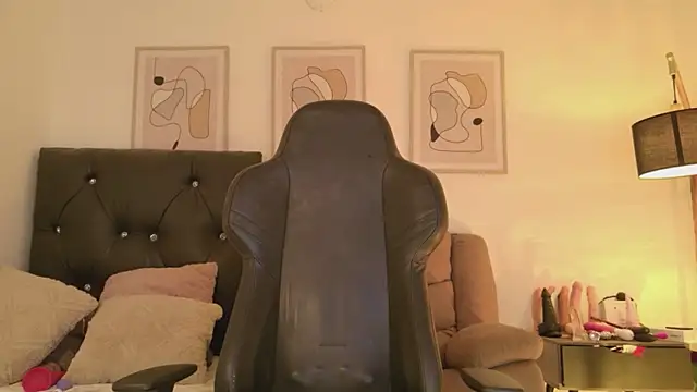 curlyanenth online show from June 9, 2:11 am