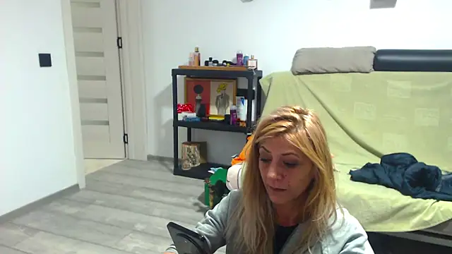 FoxyloveXXX online show from May 17, 4:17 pm