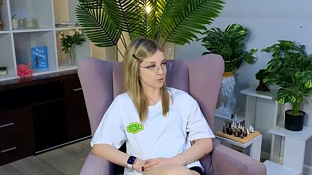 NovaOliphant online show from May 19, 8:32 am