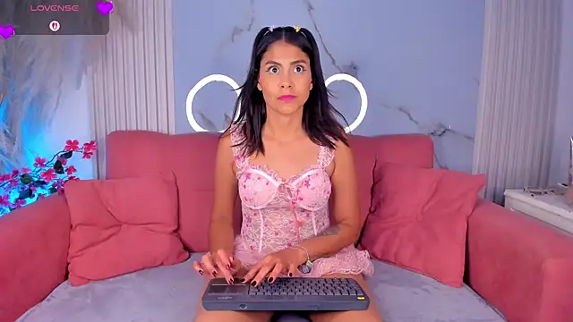 LunaRossie  online show from June 19, 8:34 pm