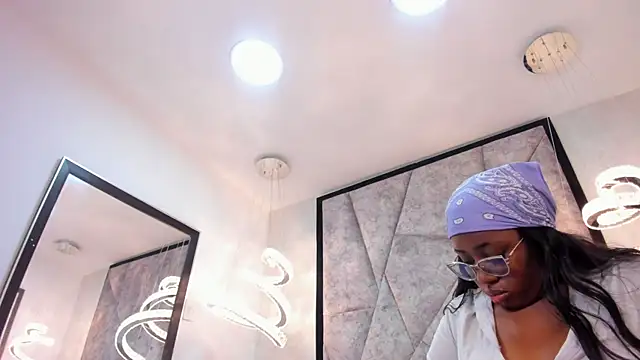 ZoeBrowns online show from June 19, 12:30 pm