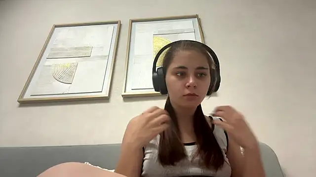 elfLiana online show from May 28, 5:11 pm