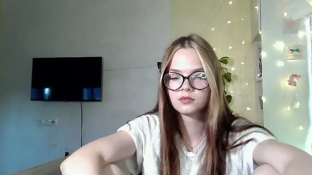 AvrilGillig online show from June 18, 1:05 pm