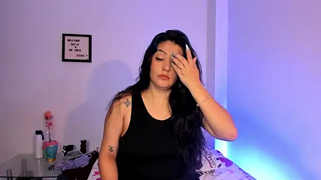 LauraToro  online show from January 7, 5:05 pm