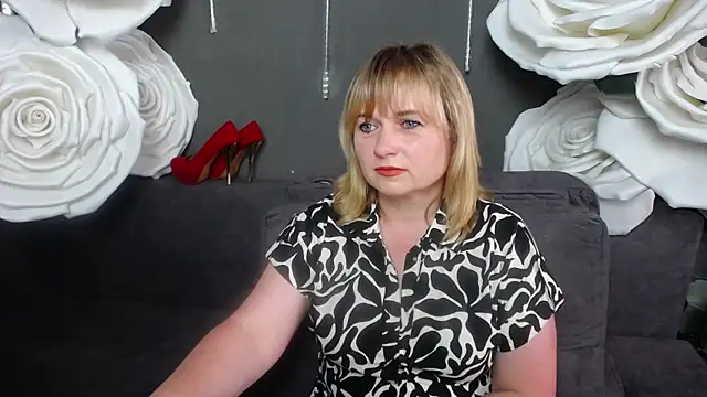 KiraSmiling online show from July 14, 10:54 am