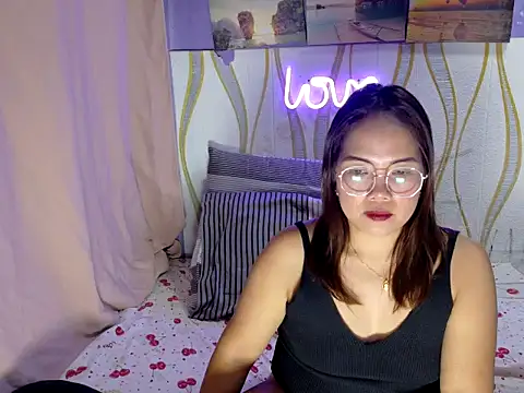 BURBERRY69 online show from February 6, 11:57 am