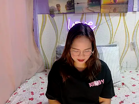 BURBERRY69 online show from February 9, 12:57 am