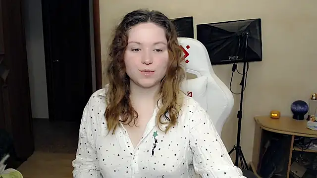 Snapshot of BettyGinger chatting on October 14, 9:06 pm BettyGinger online show from October 14, 9:06 pm