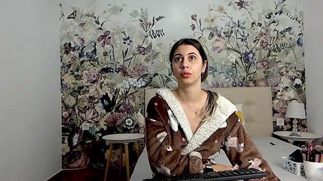 Snapshot of RoseDiamond06 chatting on October 10, 11:04 am RoseDiamond06 online show from October 10, 11:04 am