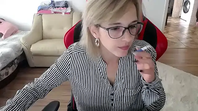 Snapshot of SmokerLety chatting on September 18, 8:46 am SmokerLety online show from September 18, 8:46 am