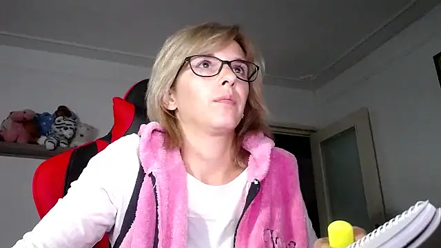 Snapshot of SmokerLety chatting on September 27, 9:22 pm SmokerLety online show from September 27, 9:22 pm