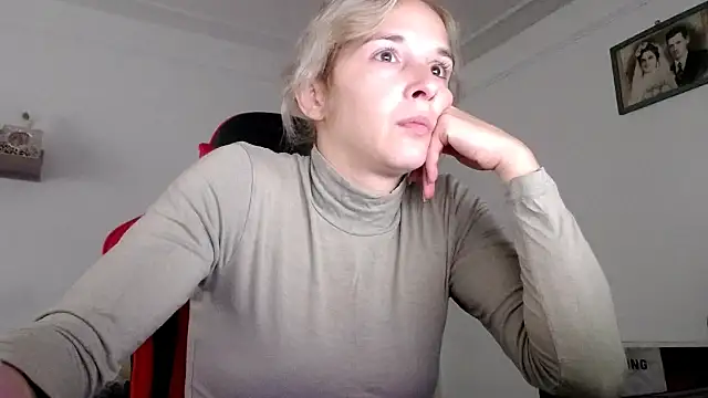 Snapshot of SmokerLety chatting on October 18, 11:57 am SmokerLety online show from October 18, 11:57 am