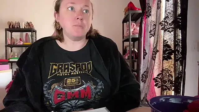 kisicaxx online show from April 12, 1:36 pm