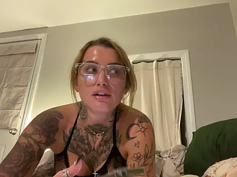 Snapshot of lexymarie chatting on October 23, 12:05 am lexymarie online show from October 23, 12:05 am