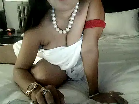 Snapshot of yourradhika chatting on September 29, 1:32 am yourradhika online show from September 29, 1:32 am