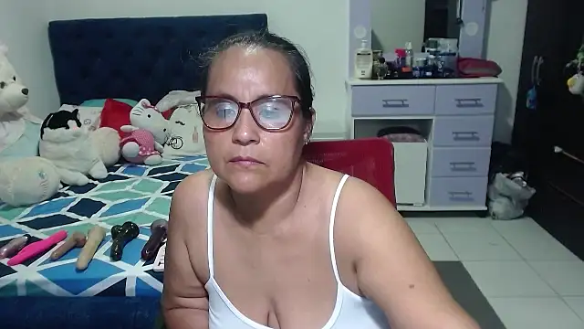 Snapshot of pervert_mommy_ chatting on October 12, 3:14 pm pervert mommy online show from October 12, 3:14 pm