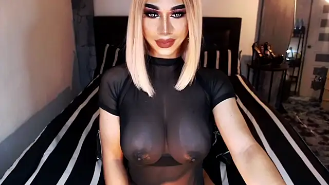 Snapshot of MassiveCockxMistress chatting on October 4, 12:38 am MassiveCockxMistress online show from October 4, 12:38 am