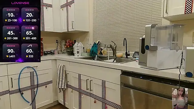 Blondiewithanass online show from December 17, 6:39 am