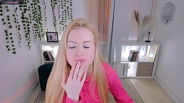 Laly Peach online show from November 22, 4:31 pm