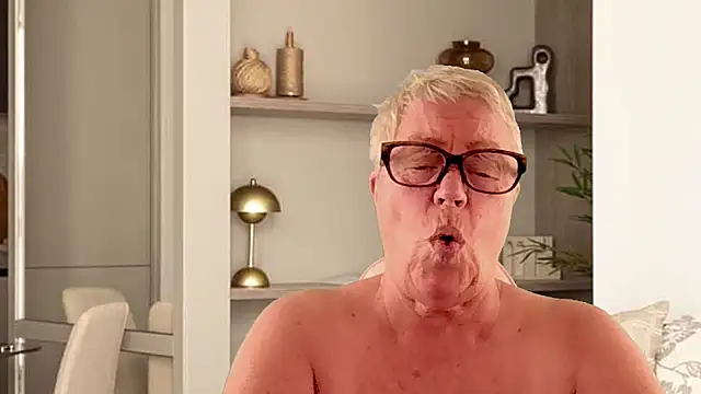 GrannyChrissy68 online show from April 10, 2:12 pm