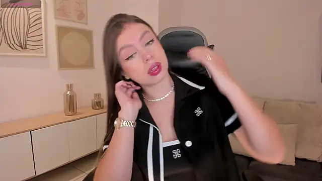 Snapshot of EllaClark chatting on October 16, 5:48 pm EllaClark online show from October 16, 5:48 pm
