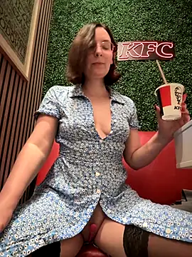 Snapshot of The_Snowwhitee chatting on October 8, 7:07 pm The Snowwhitee online show from October 8, 7:07 pm