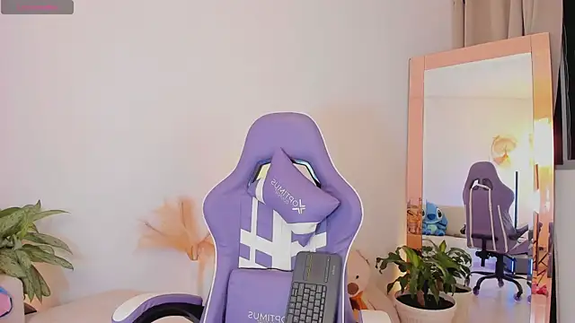 roxie gates  online show from March 14, 1:39 am