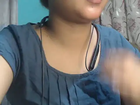 NancyRuvi online show from November 18, 4:52 pm