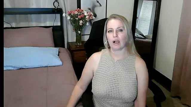Snapshot of HollieBim chatting on September 11, 3:45 pm HollieBim online show from September 11, 3:45 pm