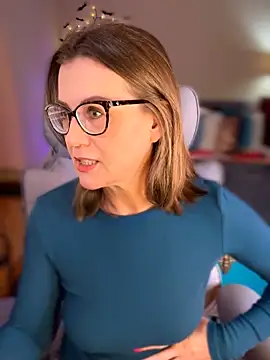 MaiseKnox online show from May 23, 8:40 pm