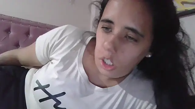 annarose19 online show from February 4, 11:30 pm