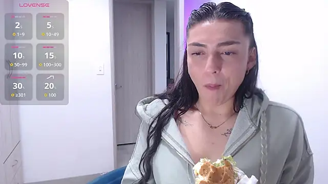 Snapshot of EricaVanderhill chatting on October 22, 12:59 am EricaVanderhill online show from October 22, 12:59 am