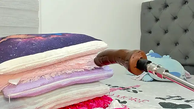 Elizabeth 18  online show from April 5, 5:39 am