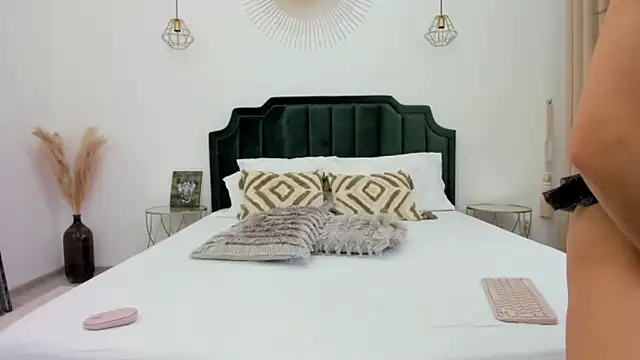 xLorenna online show from December 2, 8:59 am