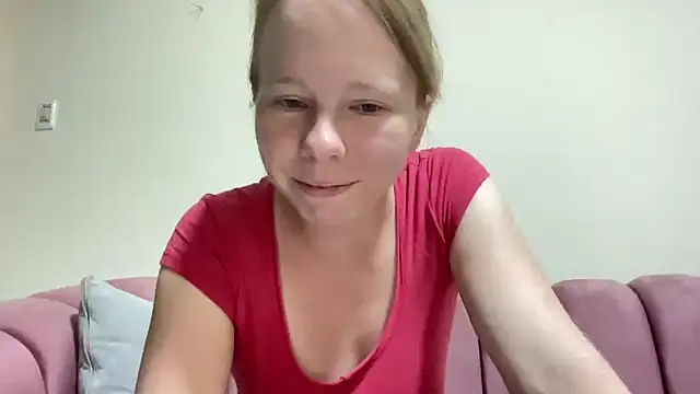 Snapshot of SweetLucy96 chatting on September 20, 10:35 am SweetLucy96 online show from September 20, 10:35 am