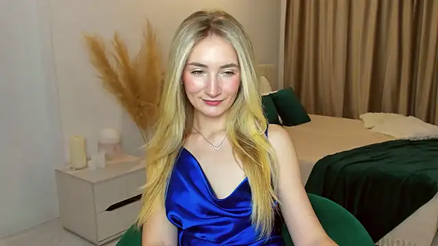 Snapshot of bella__rose chatting on December 2, 7:10 am bella rose online show from December 2, 7:10 am