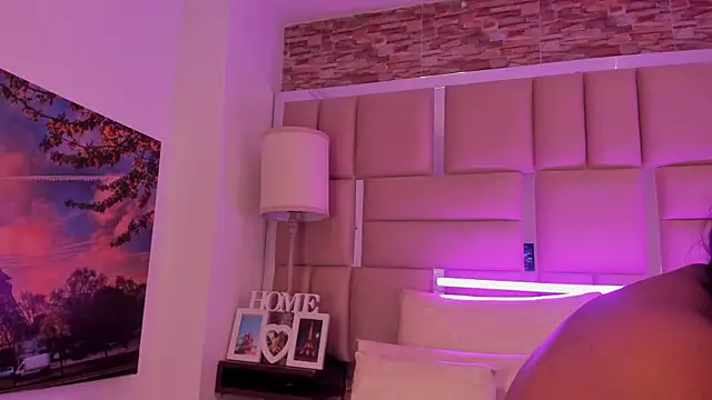 ShaniaBrownn online show from January 8, 7:51 pm