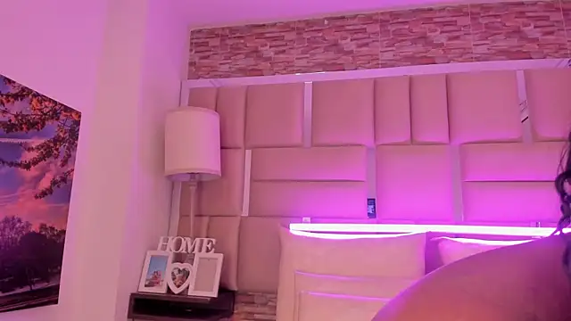 ShaniaBrownn online show from February 19, 7:57 pm