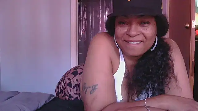 Snapshot of MSweetLindaParks chatting on October 19, 4:20 pm MSweetLindaParks online show from October 19, 4:20 pm